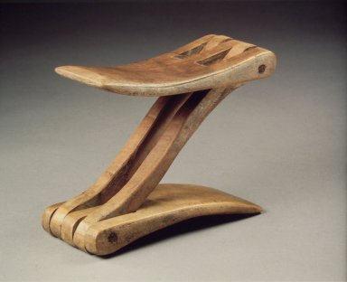  <em>Pillow</em>, late 19th-early 20th century. Wood, 1 7/8 x 14 15/16 in. (4.7 x 38 cm). Brooklyn Museum, Gift of Dr. and Mrs. John P. Lyden, 1995.184.3 (Photo: Brooklyn Museum, 1995.184.3.jpg)