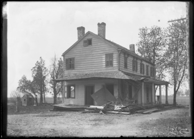 Daniel Berry Austin (American, born 1863, active 1899–1909). <em>Eagle's (?) Hotel, East Front, King's Highway near Flatbush Avenue, Flatlands</em>, May 13, 1906. Gelatin silver glass dry plate negative Brooklyn Museum, Brooklyn Museum/Brooklyn Public Library, Brooklyn Collection, 1996.164.1-606 (Photo: , 1996.164.1-606_glass_bw_SL4.jpg)