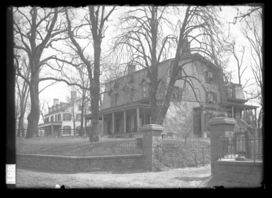 Daniel Berry Austin (American, born 1863, active 1899–1909). <em>William Penfold, Northeast Shore Road, Astoria, Long Island Built about 1719</em>, 1906. Gelatin silver glass dry plate negative Brooklyn Museum, Brooklyn Museum/Brooklyn Public Library, Brooklyn Collection, 1996.164.1-792 (Photo: , 1996.164.1-792_glass_bw_SL4.jpg)