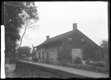 Daniel Berry Austin (American, born 1863, active 1899–1909). <em>Samuel Moore, West Front, Shore Road, near Poor Bowery Bay, North Beach, Long Island, Built about 1684</em>, 1906. Gelatin silver glass dry plate negative Brooklyn Museum, Brooklyn Museum/Brooklyn Public Library, Brooklyn Collection, 1996.164.1-806 (Photo: , 1996.164.1-806_glass_bw_SL4.jpg)