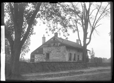 Daniel Berry Austin (American, born 1863, active 1899-1909). <em>Samuel Moore,  East Front, Shore Road, near Poor Bowery Bay, North Beach, Long Island, Built about 1684</em>, 1906. Gelatin silver glass dry plate negative Brooklyn Museum, Brooklyn Museum/Brooklyn Public Library, Brooklyn Collection, 1996.164.1-807 (Photo: , 1996.164.1-807_glass_bw_SL4.jpg)