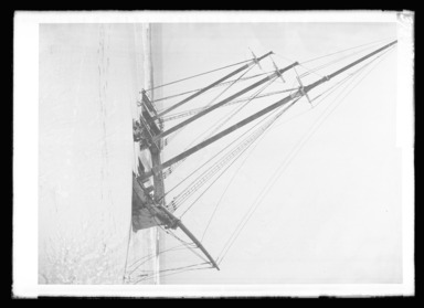 Daniel Berry Austin (American, born 1863, active 1899-1909). <em>Wreck at Long Beach, Lookout Point, Nassau County, Long Island</em>, ca. 1899-1909. Gelatin silver glass dry plate negative Brooklyn Museum, Brooklyn Museum/Brooklyn Public Library, Brooklyn Collection, 1996.164.1-883 (Photo: , 1996.164.1-883_glass_bw_SL4.jpg)