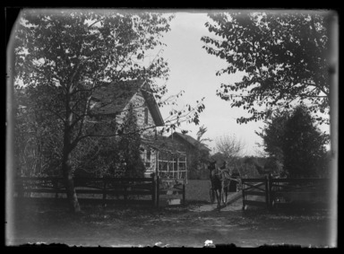 Daniel Berry Austin (American, born 1863, active 1899–1909). <em>S. R. Austin's Barn Yard, Copiague, Long Island</em>, ca. 1899–1909. Gelatin silver glass dry plate negative Brooklyn Museum, Brooklyn Museum/Brooklyn Public Library, Brooklyn Collection, 1996.164.1-928 (Photo: , 1996.164.1-928_glass_bw_SL4.jpg)