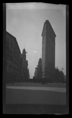 Raoul Froger-Doudement (American, born France, active 1890s–1900s). <em>Flatiron Building, Completed</em>, ca. 1900. Glass plate negative Brooklyn Museum, Brooklyn Museum/Brooklyn Public Library, Brooklyn Collection, 1996.164.3-10 (Photo: , 1996.164.3-10_bw_SL4.jpg)