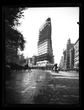 Raoul Froger-Doudement (American, born France, active 1890s-1900s). <em>Flatiron Building, Being Erected</em>, ca. 1900. Glass plate negative Brooklyn Museum, Brooklyn Museum/Brooklyn Public Library, Brooklyn Collection, 1996.164.3-122 (Photo: , 1996.164.3-122_bw_SL4.jpg)