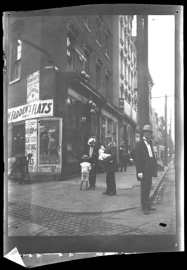 Raoul Froger-Doudement (American, born France, active 1890s–1900s). <em>In New York City About 1900</em>, ca. 1900. Glass plate negative Brooklyn Museum, Brooklyn Museum/Brooklyn Public Library, Brooklyn Collection, 1996.164.3-12 (Photo: , 1996.164.3-12_bw_SL4.jpg)