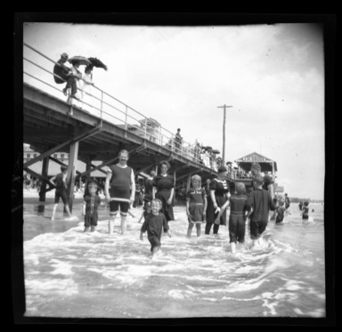 Raoul Froger-Doudement (American, born France, active 1890s-1900s). <em>Beach Scene</em>, ca. 1900. Glass plate negative Brooklyn Museum, Brooklyn Museum/Brooklyn Public Library, Brooklyn Collection, 1996.164.3-138 (Photo: , 1996.164.3-138_bw_SL4.jpg)