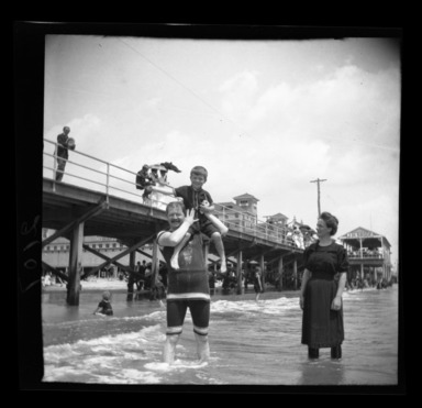 Raoul Froger-Doudement (American, born France, active 1890s-1900s). <em>Beach Scene</em>, ca. 1900. Glass plate negative Brooklyn Museum, Brooklyn Museum/Brooklyn Public Library, Brooklyn Collection, 1996.164.3-139 (Photo: , 1996.164.3-139_bw_SL4.jpg)