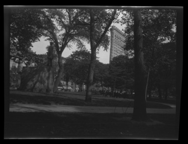Raoul Froger-Doudement (American, born France, active 1890s-1900s). <em>Madison Square Park, New York</em>, ca. 1900. Glass plate negative Brooklyn Museum, Brooklyn Museum/Brooklyn Public Library, Brooklyn Collection, 1996.164.3-40 (Photo: , 1996.164.3-40_bw_SL4.jpg)
