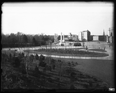 Edgar S. Thomson (American, active 1890s–1900s). <em>Plaza Prospect Park</em>, 1896. Gelatin silver glass dry plate negative Brooklyn Museum, Brooklyn Museum/Brooklyn Public Library, Brooklyn Collection, 1996.164.7-58 (Photo: , 1996.164.7-58_glass_bw_SL4.jpg)
