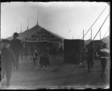 Edgar S. Thomson (American, active 1890s-1900s). <em>PT Barnum's Circus, Broadway and Halsey Streets</em>, 1894. Gelatin silver glass dry plate negative Brooklyn Museum, Brooklyn Museum/Brooklyn Public Library, Brooklyn Collection, 1996.164.7-68 (Photo: , 1996.164.7-68_glass_bw_SL4.jpg)