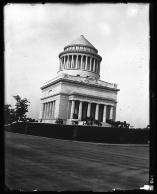 Edgar S. Thomson (American, active 1890s-1900s). <em>Grant's Tomb at the Time of Dedication</em>, 1895. Gelatin silver glass dry plate negative Brooklyn Museum, Brooklyn Museum/Brooklyn Public Library, Brooklyn Collection, 1996.164.7-83 (Photo: , 1996.164.7-83_glass_bw_SL4.jpg)