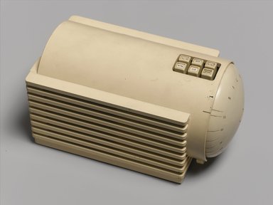 Clarence Karstadt. <em>Silvertone Turbine Radio, Model 6110</em>, 1938. Plastic, other materials, 6 5/8 x 11 7/8 x 6 1/2 in. (16.8 x 30.2 x 16.5 cm). Brooklyn Museum, Anonymous gift in honor of Sam Marcy, 1998.143.2. Creative Commons-BY (Photo: Brooklyn Museum, 1998.143.2_PS1.jpg)