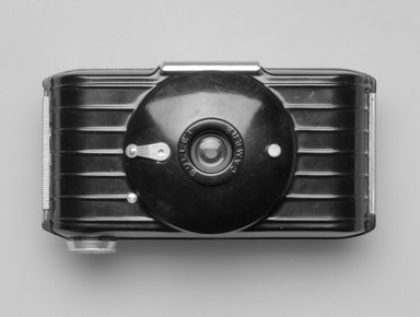 Walter Dorwin Teague (American, 1883–1960). <em>Bullet Camera</em>, 1880s–1905. Bakelite, metal, glass, 2 3/4 × 4 7/8 × 1 7/8 in. (7 × 12.4 × 4.8 cm). Brooklyn Museum, Gift of Eva, Alan, and Louis Brill, 1998.143.4. Creative Commons-BY (Photo: Brooklyn Museum, 1998.143.4_front_bw.jpg)