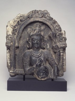  <em>Four-armed Deity</em>, ca. 9th century. Black schist, 20 1/4 x 17 x 4 1/4 in. (51.4 x 43.2 x 10.8 cm). Brooklyn Museum, Gift of Robert Hatfield Ellsworth in honor of Mr. and Mrs. Robert L. Poster, 2002.66. Creative Commons-BY (Photo: Brooklyn Museum, 2002.66_transp5873.jpg)