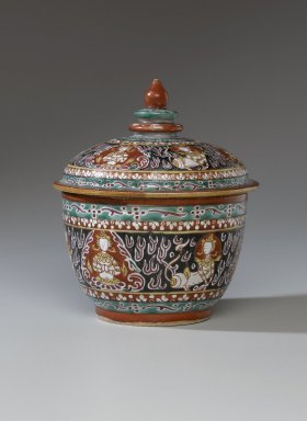  <em>Covered Bencharong Jar</em>, 19th century. Porcelain with enamel, bencharong, 7 x 6 1/8 in. (17.8 x 15.5 cm). Brooklyn Museum, Gift of the Doris Duke Foundation, 2003.64.6a-b. Creative Commons-BY (Photo: Brooklyn Museum, 2003.64.6a-b_PS1.jpg)