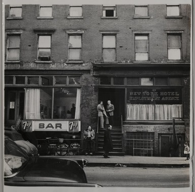 Fred McDarrah (1926–2007, American, b. Brooklyn, NY). <em>Untitled (Willem de Kooning and Noel Clad), from the series "Tenth Street: River to River," New York, New York, April 5, 1959</em>, 4/5/1959. Gelatin silver print (vintage), sheet: 8 × 10 in. (20.3 × 25.4 cm). Brooklyn Museum, Gift from the Goldman-Sonnenfeldt Family, 2023.69.19. © artist or artist's estate (Photo: Brooklyn Museum, 2023.69.19_PS11.jpg)