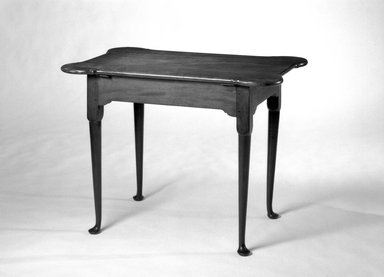  <em>Table with Scalloped Corners</em>, ca. 1750-1775. Walnut, 26 × 34 1/2 × 23 1/4 in. (66 × 87.6 × 59.1 cm). Brooklyn Museum, Museum Collection Fund, 29.1112. Creative Commons-BY (Photo: Brooklyn Museum, 29.1112_bw.jpg)