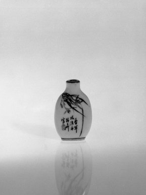  <em>Snuff Bottle</em>, 19th century. Porcelain, 2 15/16 x 1 3/4 in. (7.5 x 4.5 cm). Brooklyn Museum, Estate of Stewart Culin, Museum Purchase, 30.276.1. Creative Commons-BY (Photo: Brooklyn Museum, 30.276.1_bw.jpg)