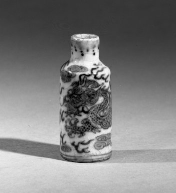  <em>Snuff Bottle with Slender Cylindrical Body</em>, 1662–1722. Porcelain, blue underglaze, 1 15/16 x 13/16 in. (5 x 2 cm). Brooklyn Museum, Gift of the executors of the Estate of Colonel Michael Friedsam, 32.1001. Creative Commons-BY (Photo: Brooklyn Museum, 32.1001_acetate_bw.jpg)