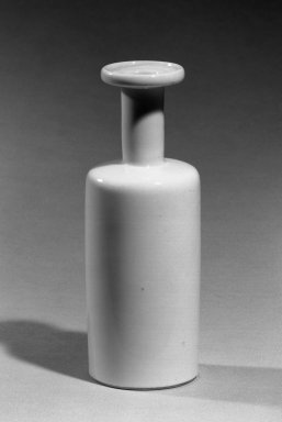  <em>Hammer (Bangchui) Shaped Vase</em>, 1662–1772. Porcelain, glaze, 5 1/2 x 1 7/8 in. (14 x 4.8 cm). Brooklyn Museum, Gift of the executors of the Estate of Colonel Michael Friedsam, 32.1141. Creative Commons-BY (Photo: Brooklyn Museum, 32.1141_acetate_bw.jpg)