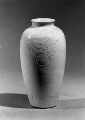  <em>Vase</em>, 1662-1772. Porcelain with cobalt-blue underglaze decoration, 6 3/4 x 3 3/4 in. (17.2 x 9.5 cm). Brooklyn Museum, Gift of the executors of the Estate of Colonel Michael Friedsam, 32.1144. Creative Commons-BY (Photo: Brooklyn Museum, 32.1144_acetate_bw.jpg)