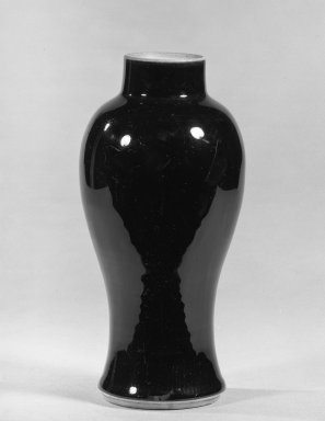  <em>Medium Shaped Baluster Shaped Vase</em>, 1662-1772. Porcelain, glaze, 6 15/16 x 3 9/16 in. (17.7 x 9 cm). Brooklyn Museum, Gift of the executors of the Estate of Colonel Michael Friedsam, 32.1162. Creative Commons-BY (Photo: Brooklyn Museum, 32.1162_acetate_bw.jpg)