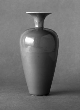  <em>Vase</em>, late 18th-19th century. Porcelain with monochrome glaze, 7 3/4 x 3 3/4 in. (19.7 x 9.5 cm). Brooklyn Museum, Gift of the executors of the Estate of Colonel Michael Friedsam, 32.1234. Creative Commons-BY (Photo: Brooklyn Museum, 32.1234_bw.jpg)