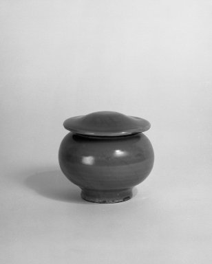  <em>Jar with Cover</em>, 1279-1368. High-fired green-ware (celadon), 3 9/16 x 3 15/16 in. (9 x 10 cm). Brooklyn Museum, Gift of the executors of the Estate of Colonel Michael Friedsam, 32.913a-b. Creative Commons-BY (Photo: Brooklyn Museum, 32.913a-b_bw.jpg)