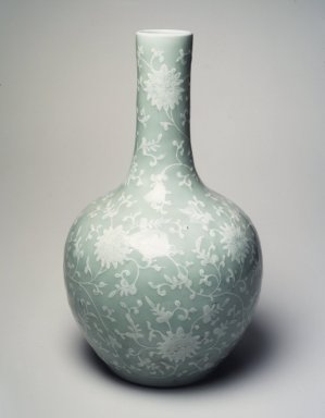  <em>Globular Vase</em>, 1736-1795. Porcelain with glaze and pigment, 15 3/8 x 8 15/16 in. (39.1 x 22.7 cm). Brooklyn Museum, Gift of the executors of the Estate of Colonel Michael Friedsam, 32.917. Creative Commons-BY (Photo: Brooklyn Museum, 32.917_transp6283.jpg)