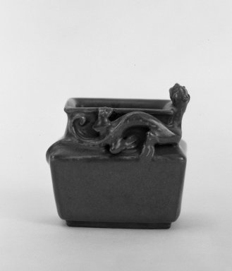  <em>Water Dish</em>, 1736-1795. Porcelain with tea dust (chaye mo) glaze, 2 3/4 x 2 9/16 in. (7 x 6.5 cm). Brooklyn Museum, Gift of the executors of the Estate of Colonel Michael Friedsam, 32.942. Creative Commons-BY (Photo: Brooklyn Museum, 32.942_bw.jpg)