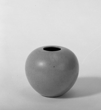  <em>Water Jar (Yu) and Cover</em>, 1821-1850. Porcelain with monochrome glaze, 2 1/2 x 2 15/16 in. (6.4 x 7.5 cm). Brooklyn Museum, Gift of the executors of the Estate of Colonel Michael Friedsam, 32.947. Creative Commons-BY (Photo: Brooklyn Museum, 32.947_bw.jpg)
