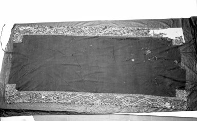 Paracas Necropolis "linear". <em>Mantle</em>, 100 B.C.E.–100 C.E. Cotton, camelid fiber, 110 x 54 in. (279.4 x 137.2 cm). Brooklyn Museum, Alfred W. Jenkins Fund, 34.1550. Creative Commons-BY (Photo: Brooklyn Museum, 34.1550_acetate_bw.jpg)