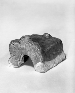  <em>Tomb Model of a Stove</em>, 618-907. Earthenware with lead glaze, 1 7/8 x 13/16 x 2 1/8 in. (4.8 x 2 x 5.4 cm). Brooklyn Museum, Brooklyn Museum Collection, 34.5630. Creative Commons-BY (Photo: Brooklyn Museum, 34.5630_bw.jpg)