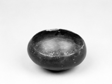 Southwest (unidentified). <em>Polished Blackware Bowl</em>. Ceramic, 2 7/8 × 5 1/2 × 5 1/2 in. (7.3 × 14 × 14 cm). Brooklyn Museum, Brooklyn Museum Collection, 34.597. Creative Commons-BY (Photo: Brooklyn Museum, 34.597_bw.jpg)