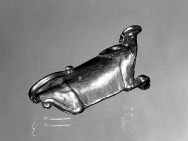  <em>Gold Animal Adornment</em>. Gold, 1 7/16 x 11/16in. (3.6 x 1.8cm). Brooklyn Museum, Alfred W. Jenkins Fund, 35.199. Creative Commons-BY (Photo: Brooklyn Museum, 35.199_acetate_bw.jpg)