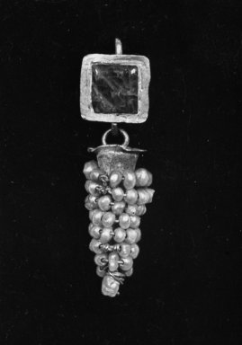 Byzantine. <em>Earring</em>, 2nd-3rd century C.E. Gold, beryl or glass, pearl, Length: 1 3/8 in. (3.5 cm). Brooklyn Museum, Frank L. Babbott Fund and Henry L. Batterman Fund, 36.200. Creative Commons-BY (Photo: Brooklyn Museum, 36.200_acetate_bw.jpg)