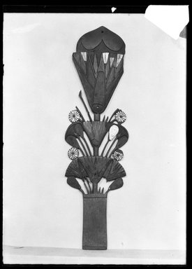  <em>Toilet Spoon in the Shape of a Bouquet of Flowers</em>, ca. 1336-1295 B.C.E. Wood, horn, paste, 11 5/8 in. (29.5 cm). Brooklyn Museum, Charles Edwin Wilbour Fund, 37.605E. Creative Commons-BY (Photo: Brooklyn Museum, 37.605E_NegA_SL4.jpg)
