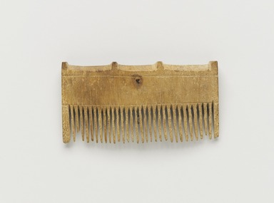  <em>Comb Surmounted by Four Knobs</em>, ca. 1539-1292 B.C.E. Wood, 1 11/16 x 3/8 x 3 1/4 in. (4.3 x 0.9 x 8.2 cm). Brooklyn Museum, Charles Edwin Wilbour Fund, 37.653E. Creative Commons-BY (Photo: Brooklyn Museum, 37.653E_PS4.jpg)