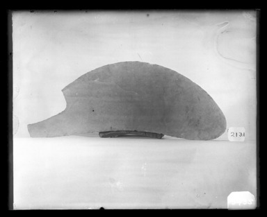  <em>Curved Knife</em>, ca. 4400–3100 B.C.E., or earlier. Flint, 3 3/16 x 3/8 x 7 3/16 in. (8.1 x 1 x 18.2 cm). Brooklyn Museum, Charles Edwin Wilbour Fund, 37.82E. Creative Commons-BY (Photo: Brooklyn Museum, 37.82E_NegA_SL4.jpg)