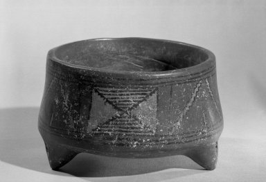  <em>Tripod Bowl</em>. ceramic, pigment Brooklyn Museum, Museum Expedition 1939, Museum Purchase, 40.30. Creative Commons-BY (Photo: Brooklyn Museum, 40.30_acetate_bw.jpg)