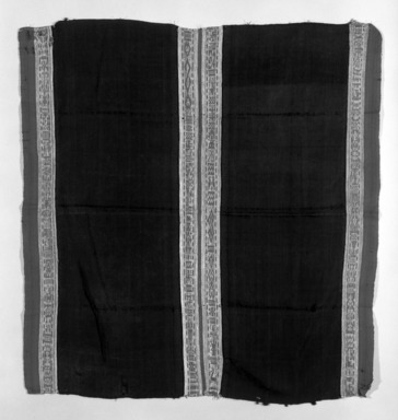  <em>Mantle</em>, 18th century. Camelid fiber, silk, silver, linen, 38 9/16 x 35 7/16 in. (98 x 90 cm). Brooklyn Museum, Museum Expedition 1941, Frank L. Babbott Fund, 41.1275.163. Creative Commons-BY (Photo: Brooklyn Museum, 41.1275.163_view1_bw.jpg)