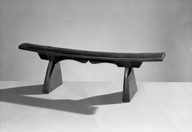 Fijian. <em>Headrest (Kali)</em>. Wood, shell, 17 1/8 x 3 9/16 x 4 1/2 in. (43.5 x 9 x 11.5 cm). Brooklyn Museum, By exchange, 42.110.2. Creative Commons-BY (Photo: Brooklyn Museum, 42.110.2_acetate_bw.jpg)