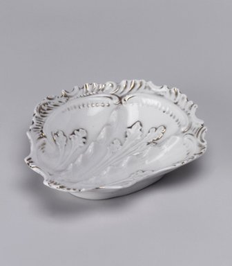 Attributed to Charles Cartlidge & Co. (1848-1856). <em>Dish, Shell Shape</em>, ca. 1853. Porcelain, 1 1/4 x 5 7/8 x 5 1/8 in. (3.2 x 14.9 x 13 cm). Brooklyn Museum, Gift of Arthur W. Clement, 43.128.185. Creative Commons-BY (Photo: Brooklyn Museum, 43.128.185.jpg)