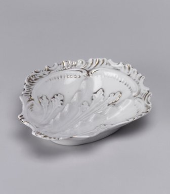 Attributed to Charles Cartlidge & Co. (1848–1856). <em>Dish, Shell Shape</em>, ca. 1853. Porcelain, 1 1/4 x 5 7/8 x 5 1/8 in. (3.2 x 14.9 x 13 cm). Brooklyn Museum, Gift of Arthur W. Clement, 43.128.185. Creative Commons-BY (Photo: Brooklyn Museum, 43.128.185.jpg)