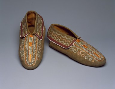 Hodinöhsö:ni’. <em>Pair of Moccasins</em>, mid–late 19th century. Hide, porcupine quills, glass beads, silk ribbon, 3 1/4 x 10 x 4 in. (8.3 x 25.4 x 10.2 cm). Brooklyn Museum, Anonymous gift in memory of Dr. Harlow Brooks, 43.201.64a-b. Creative Commons-BY (Photo: Brooklyn Museum, 43.201.64a-b_SL3.jpg)