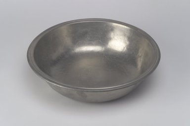 Thomas Danforth III (American, 1756-1840). <em>Basin</em>, 1777-1800. Pewter, 2 1/4 x 9 1/8 x 9 1/8 in. (5.7 x 23.2 x 23.2 cm). Brooklyn Museum, Designated Purchase Fund, 45.10.107. Creative Commons-BY (Photo: Brooklyn Museum, 45.10.107.jpg)