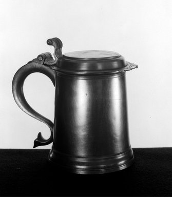 Frederick Bassett (American, active 1761–1800). <em>Flat-Top Tankard with Crenated Lid</em>, 1761–1800. Pewter, 6 7/8 x 7 3/8 x 5 1/2 in. (17.5 x 18.7 x 14 cm). Brooklyn Museum, Designated Purchase Fund, 45.10.158. Creative Commons-BY (Photo: Brooklyn Museum, 45.10.158_bw.jpg)