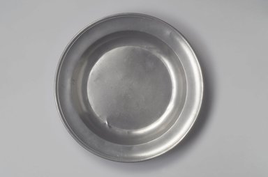 Peter Young. <em>Deep Dish</em>, 1785–1795. Pewter, 1 3/4 x 13 1/2 x 13 1/2 in. (4.4 x 34.3 x 34.3 cm). Brooklyn Museum, Designated Purchase Fund, 45.10.167. Creative Commons-BY (Photo: Brooklyn Museum, 45.10.167.jpg)