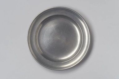 Thomas Danforth III (American, 1756-1840). <em>Plate</em>, 1777-1818. Pewter, 7/8 x 9 x 9 in. (2.2 x 22.9 x 22.9 cm). Brooklyn Museum, Designated Purchase Fund, 45.10.181. Creative Commons-BY (Photo: Brooklyn Museum, 45.10.181.jpg)